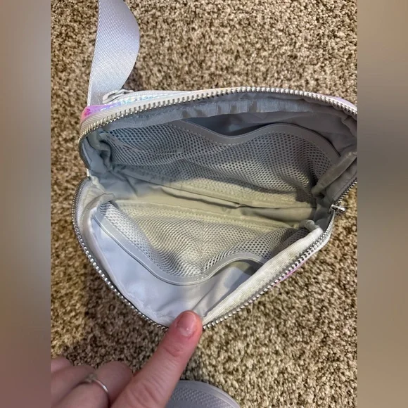 NWOT Lululemon 1L Iridescent Belt Bag - Picture 4 of 4